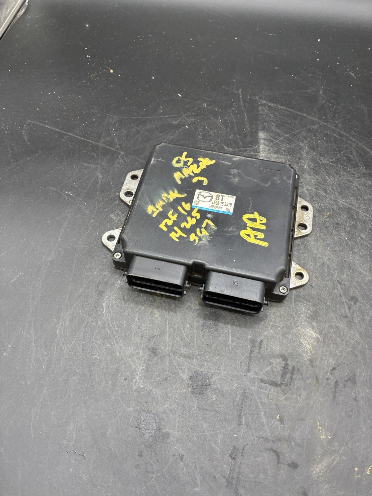 06 2006 Mazda 3 2.0 L engine ECU ECM computer module OEM LFL8 18 881B
