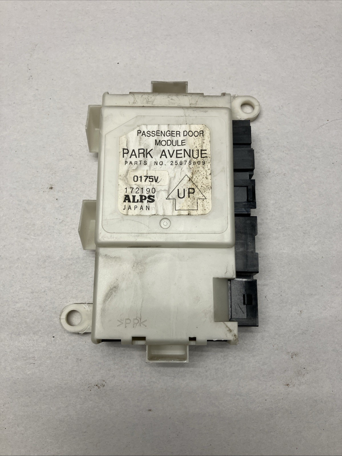 98 99 00 01 02 03 04 05 BUICK PARK AVENUE Front Passenger Door Module 25675809