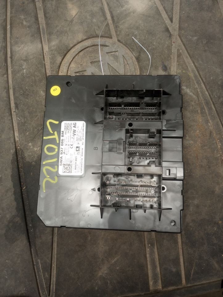 Chassis ECM Body Control BCM Dash Mounted Fits 22-24 GOLF 3176022