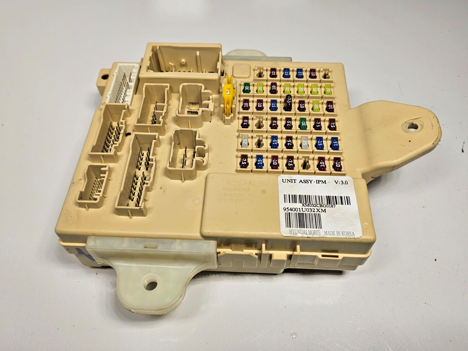 2011-2012 Kia Sorento BCM Body Control Module IPM Fuse Junction Box 954001U032XM