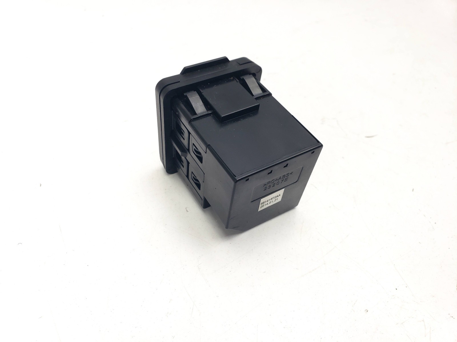 JEEP CHEROKEE KL MK5 POWER SOCKET OUTLET 68141872AA 2014