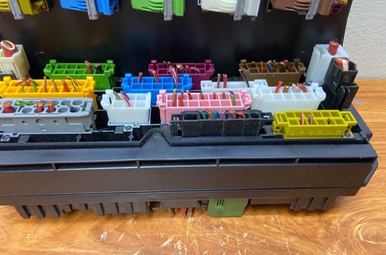 Mercedes Front Sam Fuse Box Control Module A2129007124 W212 E-Class W218 W204