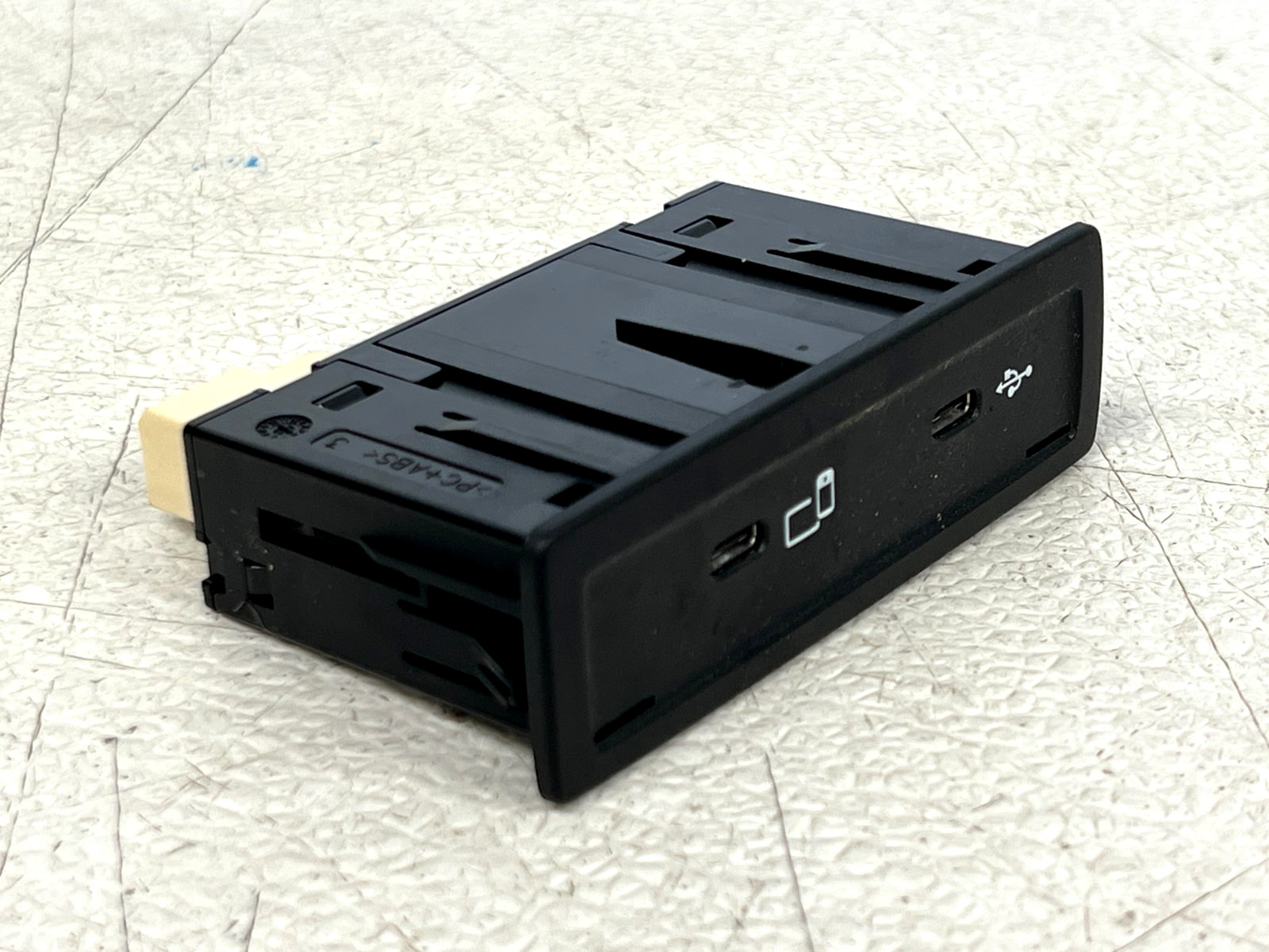 ⭐2020-2023 MERCEDES-BENZ GLC300 CENTER CONSOLE DUAL USB CHARGING PORT LOT2726