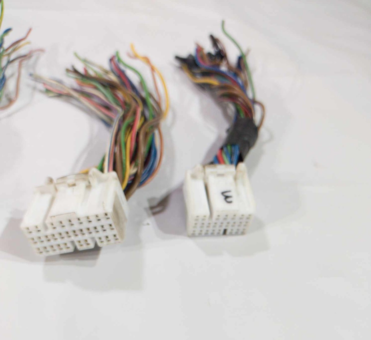 Harness Connectors Wire 99 Lexus ES300 ECU Engine Control Module 89661-0W104-84