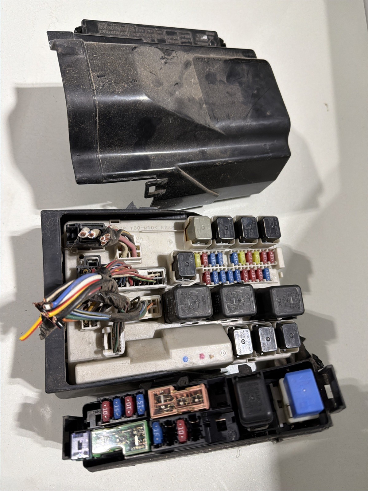 2004 NISSAN 350Z Convertible auto IPDM FUSE RELAY BOX UNDER HOOD