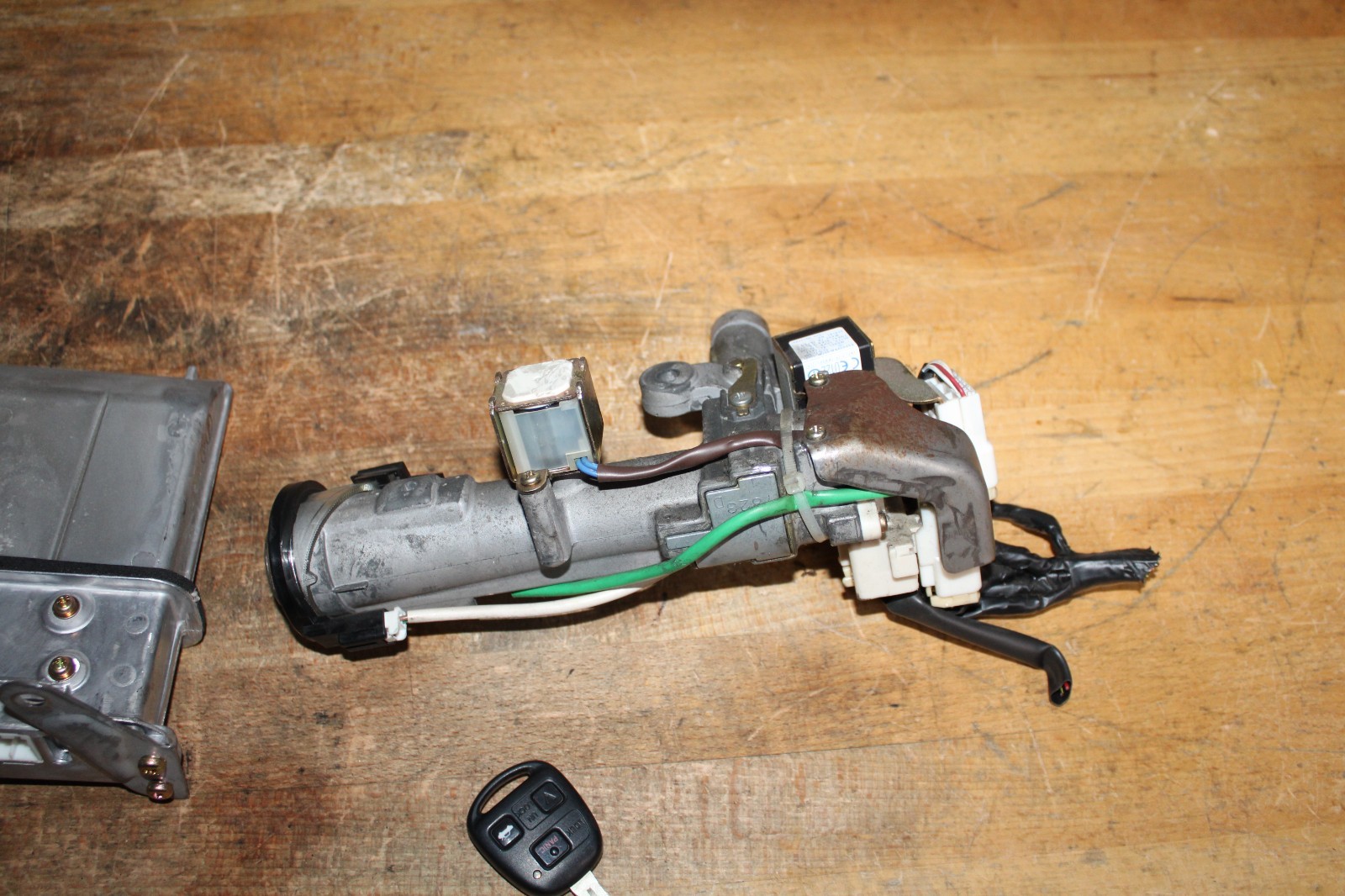 2002 GS300 Lexus ECM PCM engine computer & ignition key switch 89666-30232