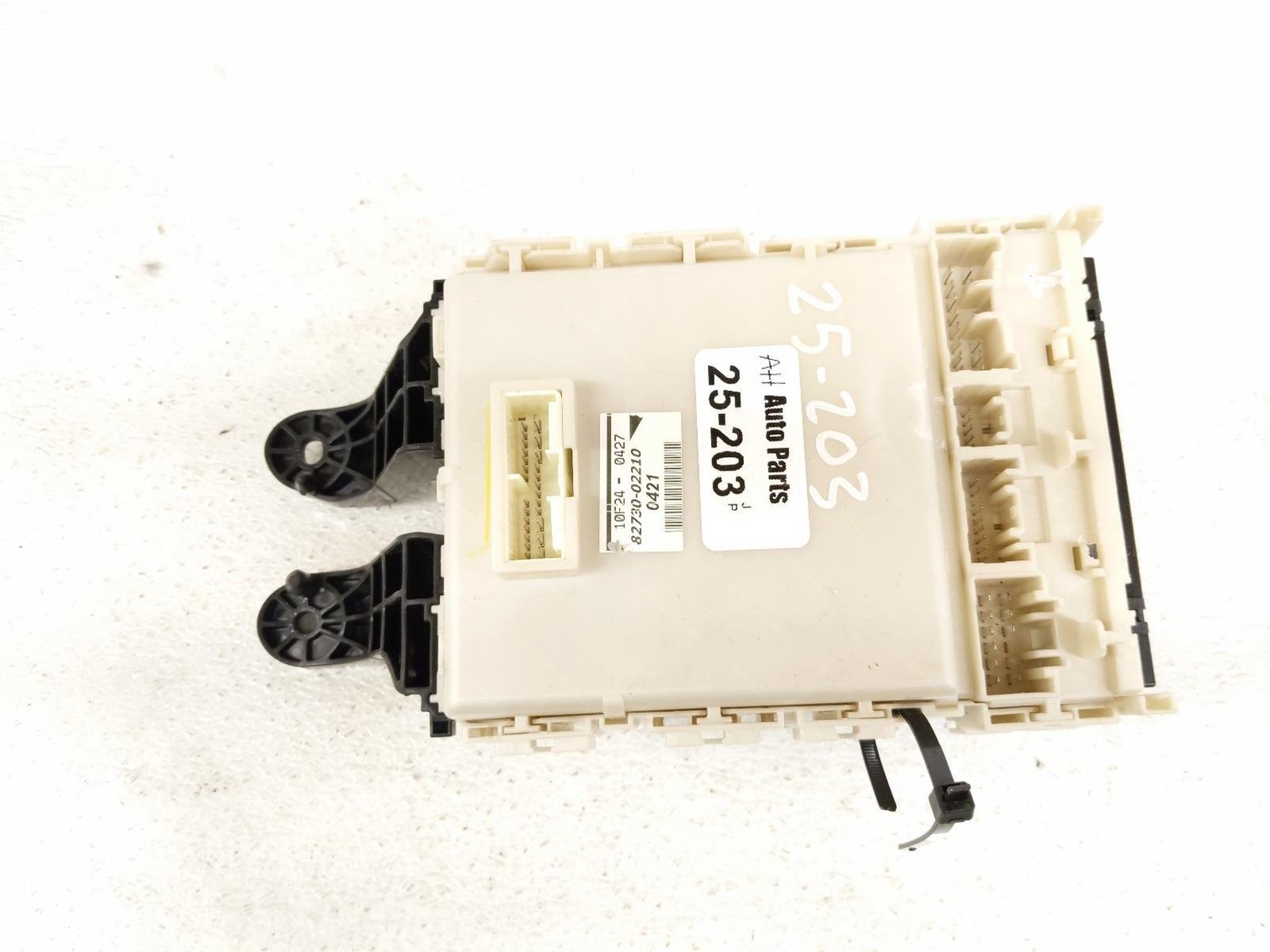 2010 Toyota Corolla Le 1.8L Cabin Room Inside Fuse Box 8273002210 *Damaged Tabs