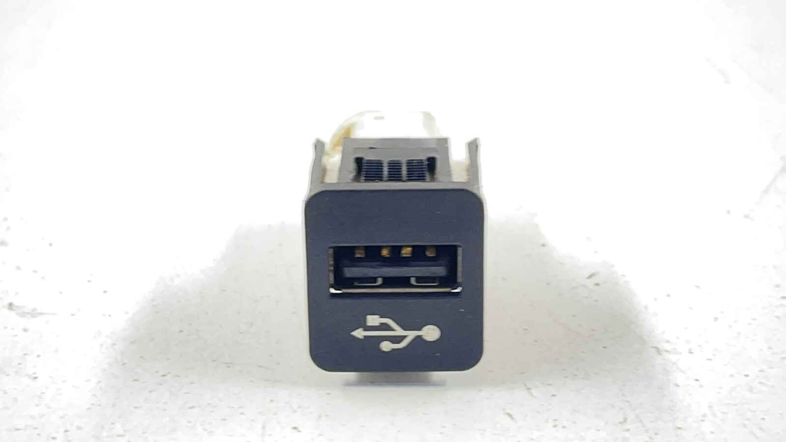 12-19 BMW M5 M6 CENTER CONSOLE USB PORT SOCKET 9229294 OEM