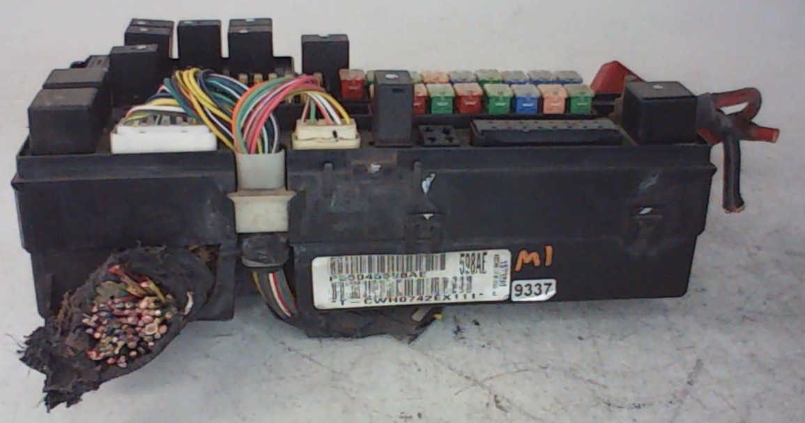 2000-03 Dodge Durango 4.7L Fuse Box Relay Junction P56045598AE Module w/Pigtails