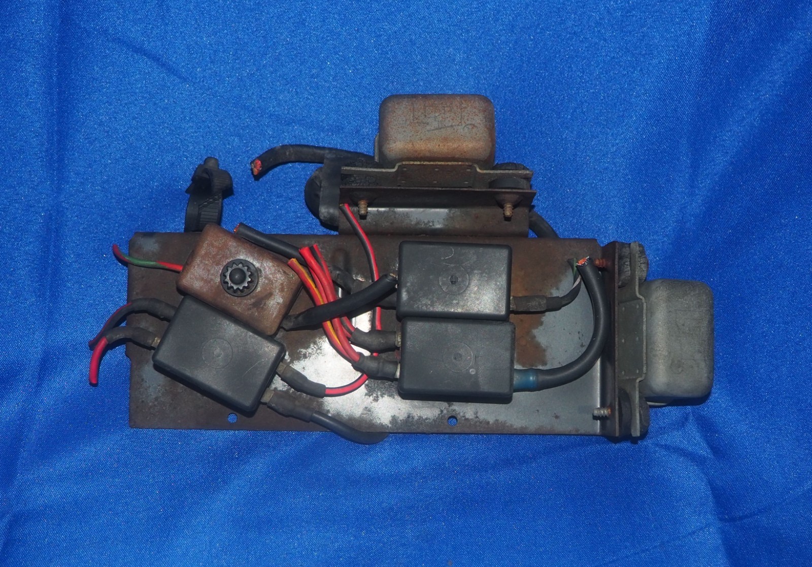 Mercedes W108 W109 W111 W113 W114 Set of 6 Multi Purpose Relays W/Bracket OEM
