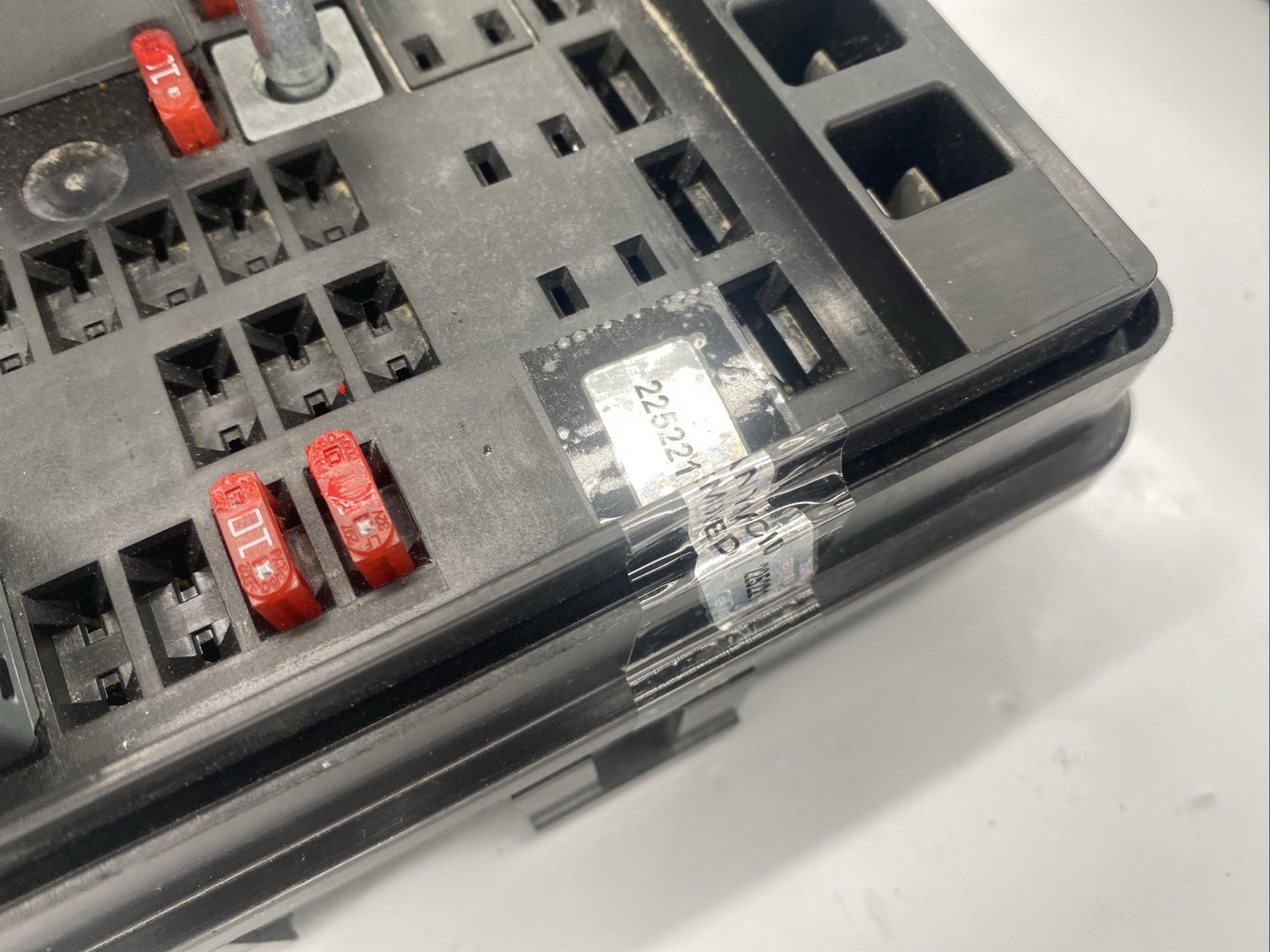 05 CHEVY TRAILBLAZER 5.3 V8 RAINIER ENGINE BAY FUSE RELAY BOX 15141559AB OEM