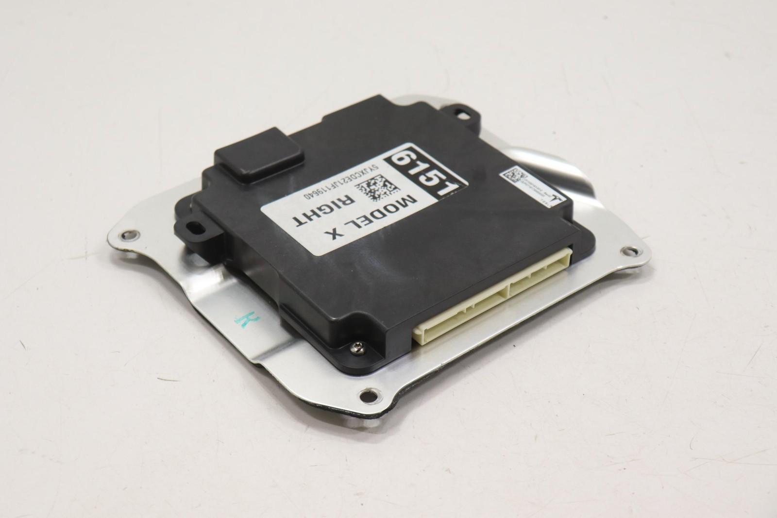 2016 – 2020 TESLA MODEL X FRONT RIGHT PASSENGER SIDE DOOR CONTROL MODULE OEM