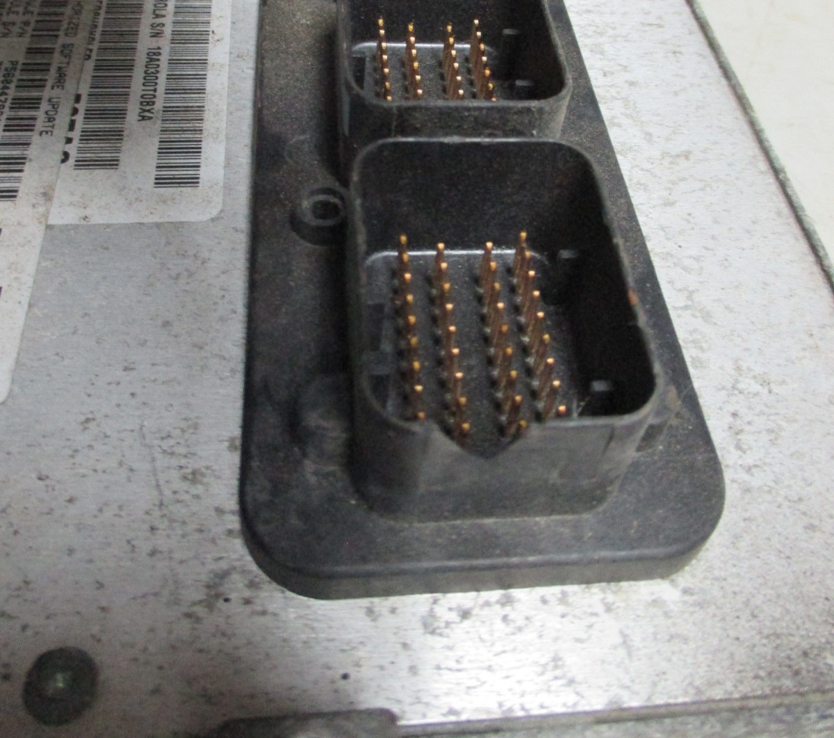 2006 JEEP LIBERTY ECM ENGINE COMPUTER 56044783ae Small Chip in Plug
