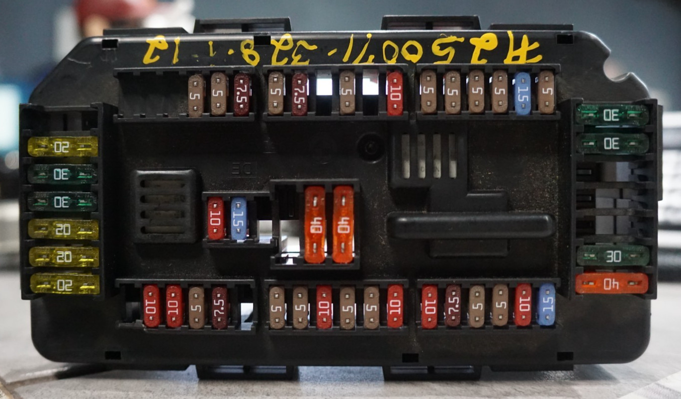 2012 BMW 328i FUSE BOX OEM 922487903