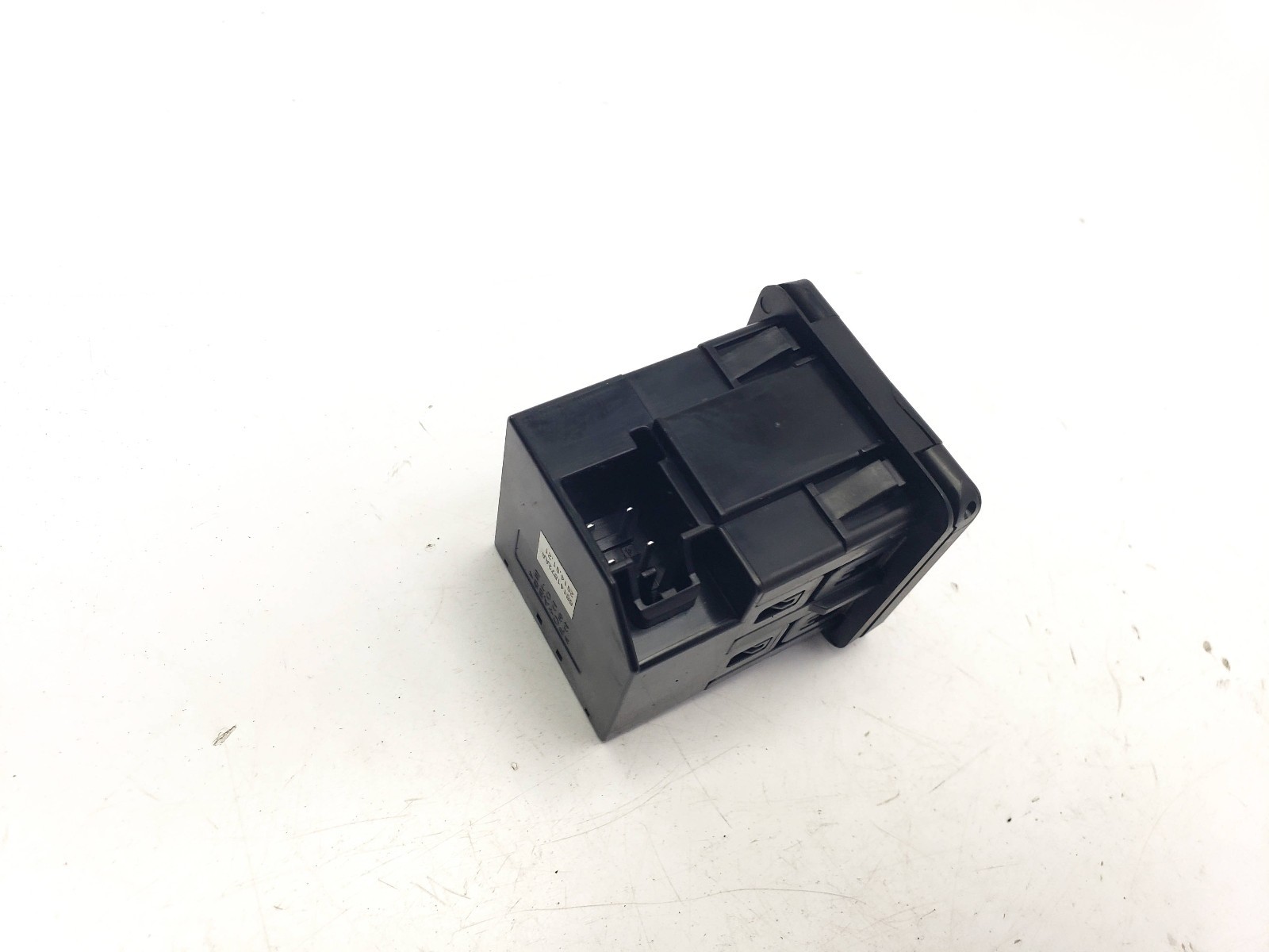 JEEP CHEROKEE KL MK5 POWER SOCKET OUTLET 68141872AA 2014