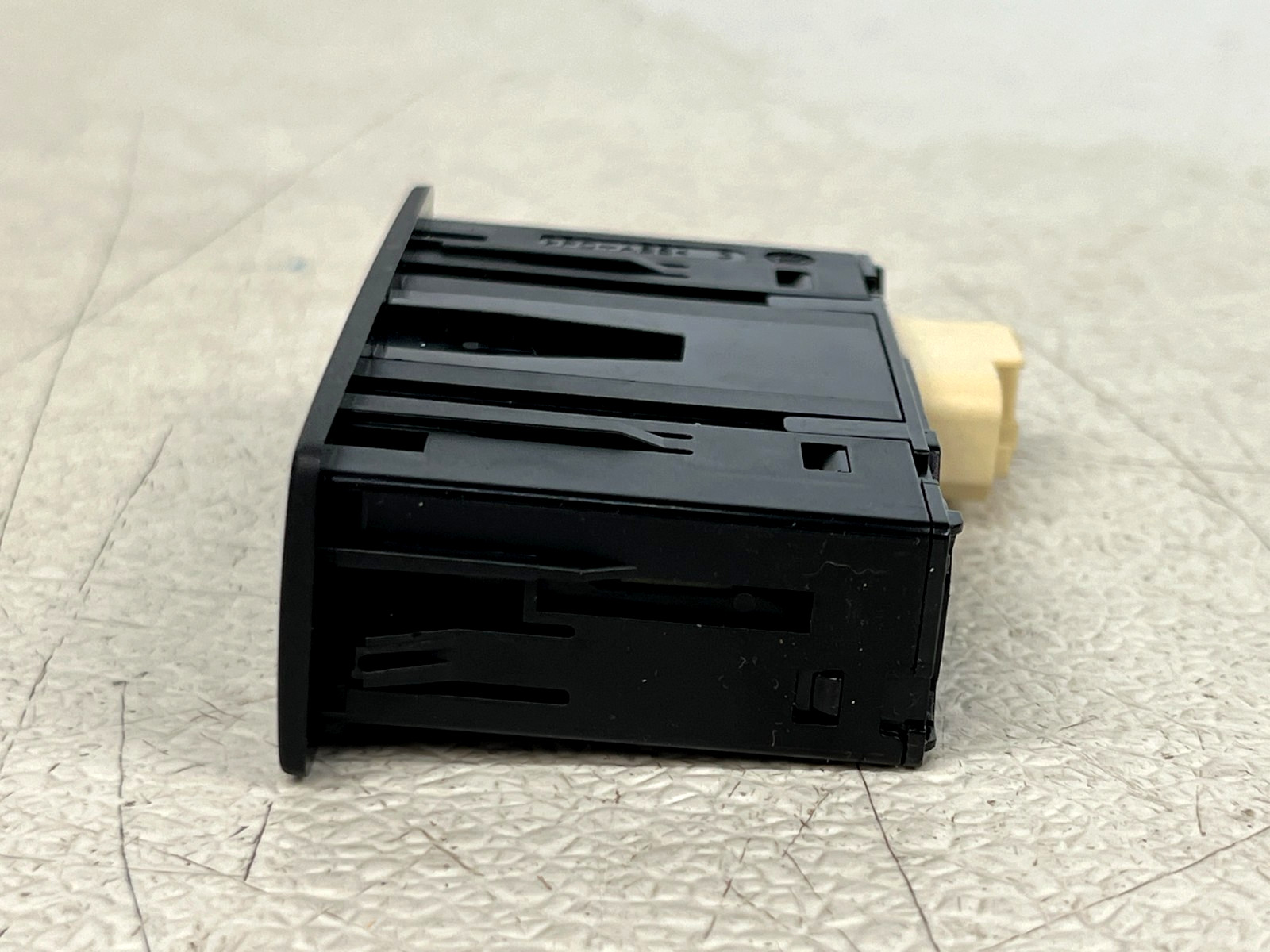 ⭐2020-2023 MERCEDES-BENZ GLC300 CENTER CONSOLE DUAL USB CHARGING PORT LOT2726
