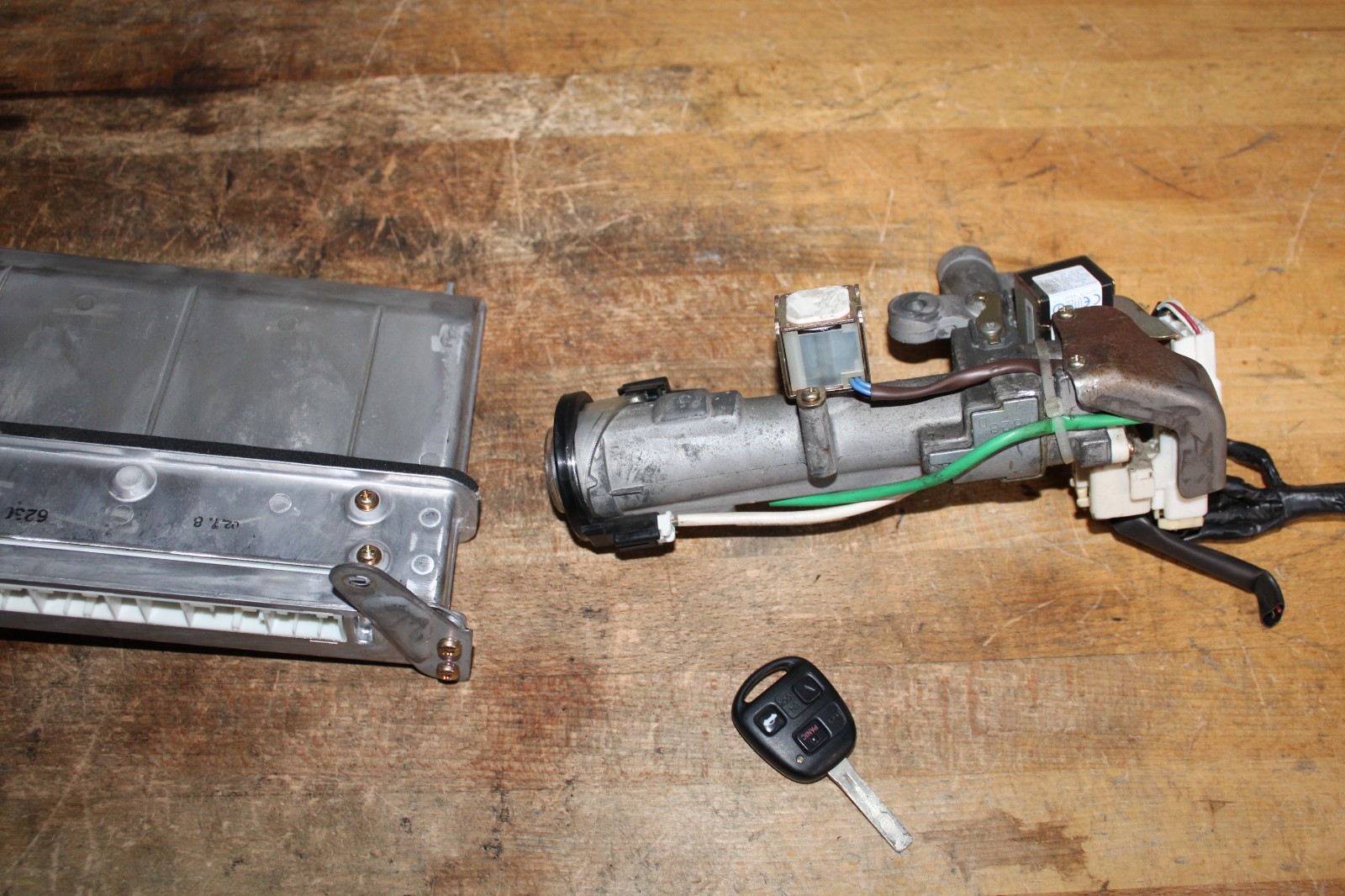 2002 GS300 Lexus ECM PCM engine computer & ignition key switch 89666-30232