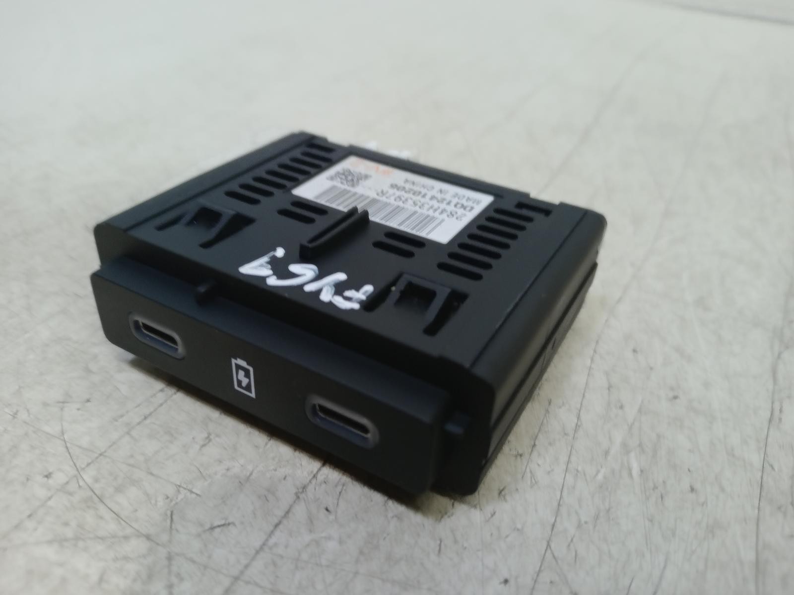 RENAULT MEGANE E-TECH USB SOCKET CHARGER TYPE C 284H35397R XCB 2022 – 2024