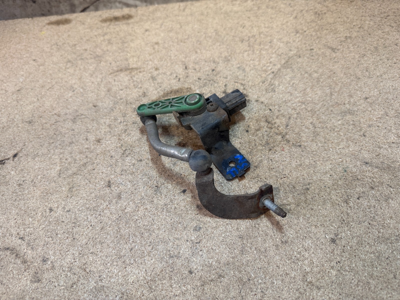 VOLKSWAGEN SCIROCCO HEADLIGHT LEVEL SENSOR & BRACKET PASSENGER FRONT 3C0907503