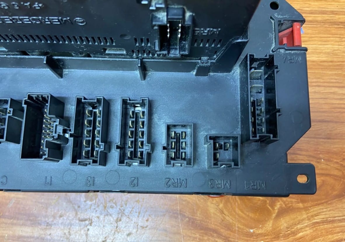 2007-2013 Mercedes-Benz S600 Front Fuse Box Signal Activation Module A2215401001