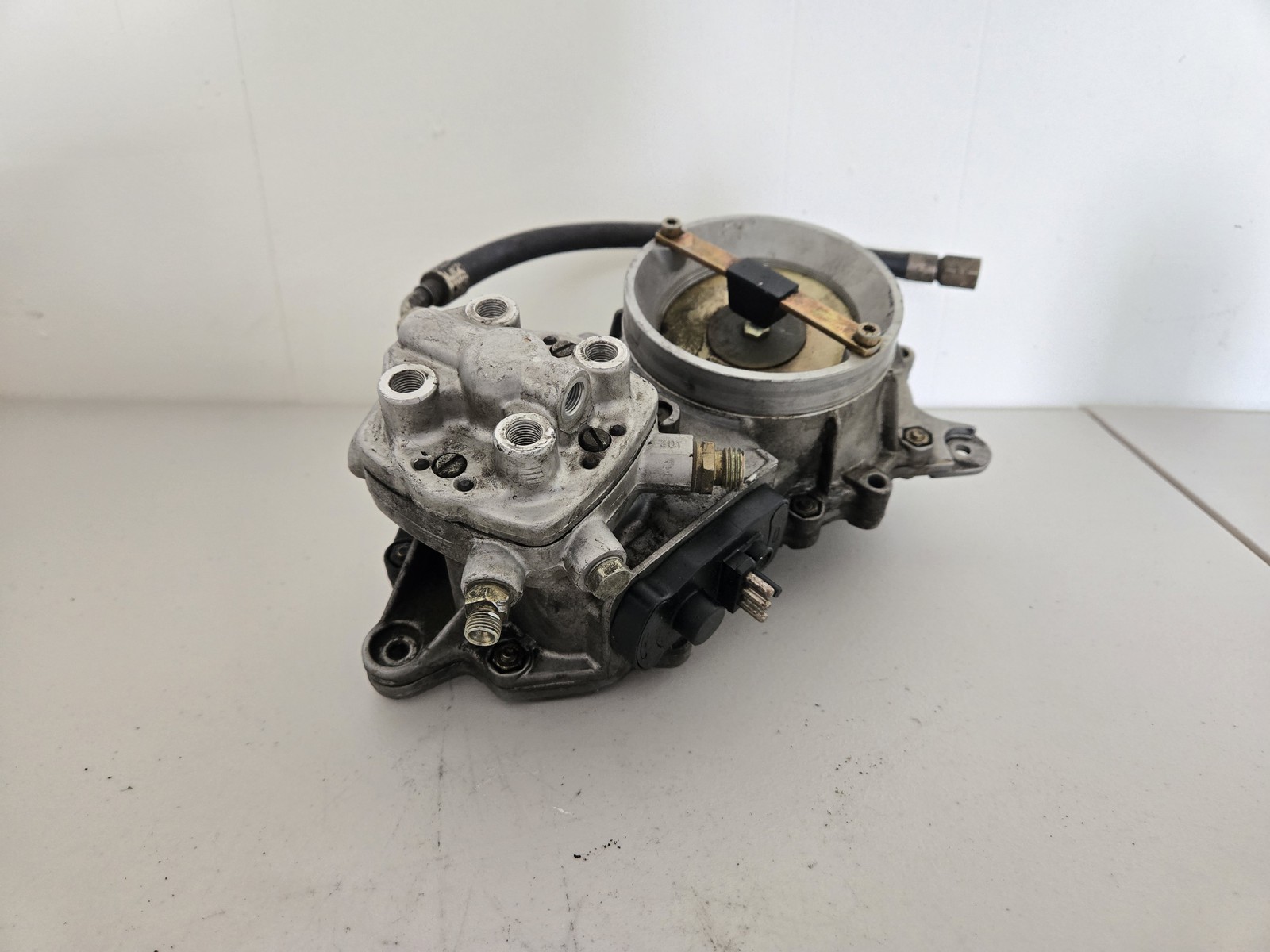 OEM – FUEL DISTRIBUTOR THROTTLE BODY FITS MERCEDES-BENZ 0438101026 / 0438121043