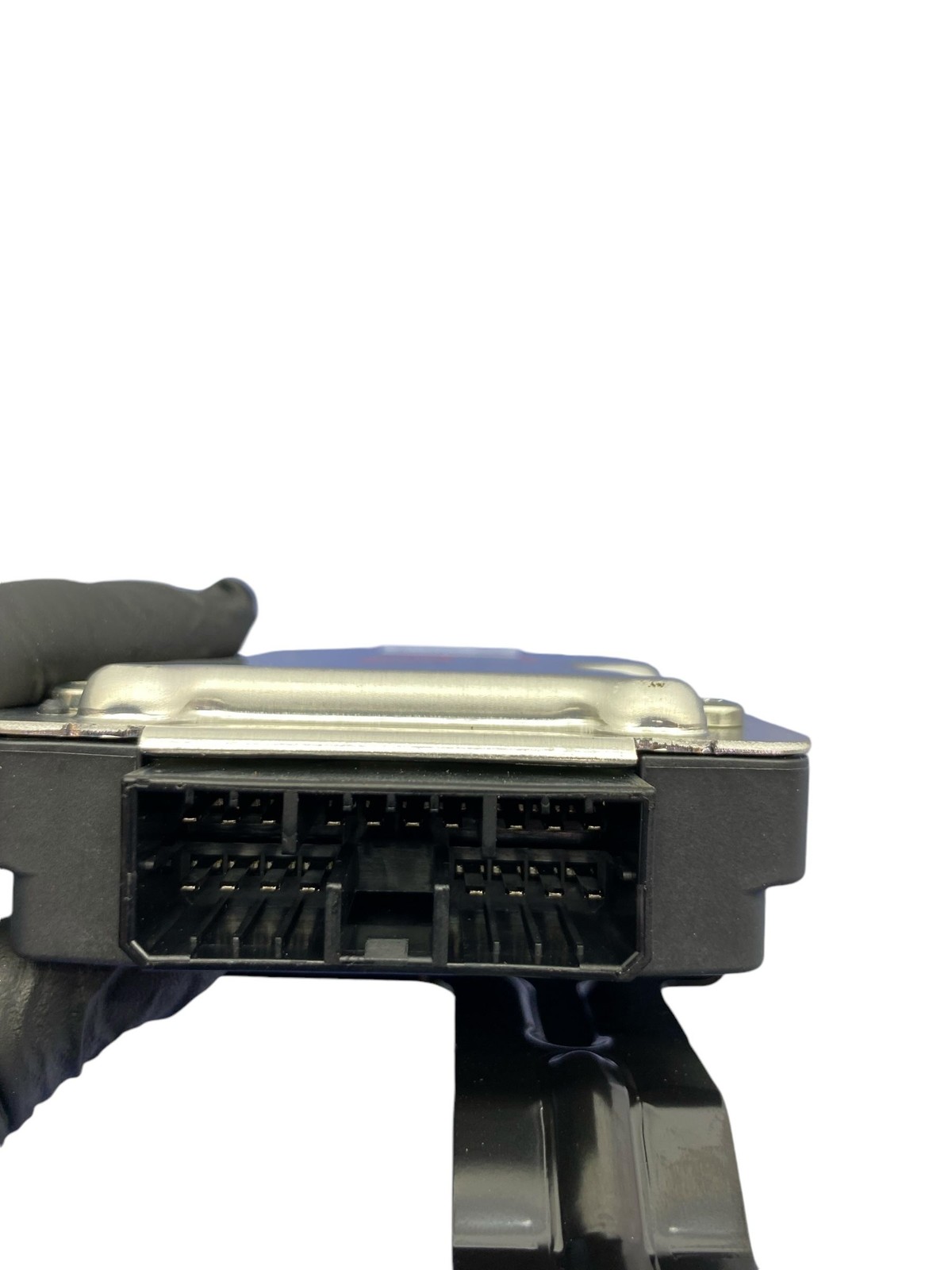 2023 HYUNDAI KONA OEM LEFT REAR TRANSFERCASE CONTROL MODULE W/ CARRIER