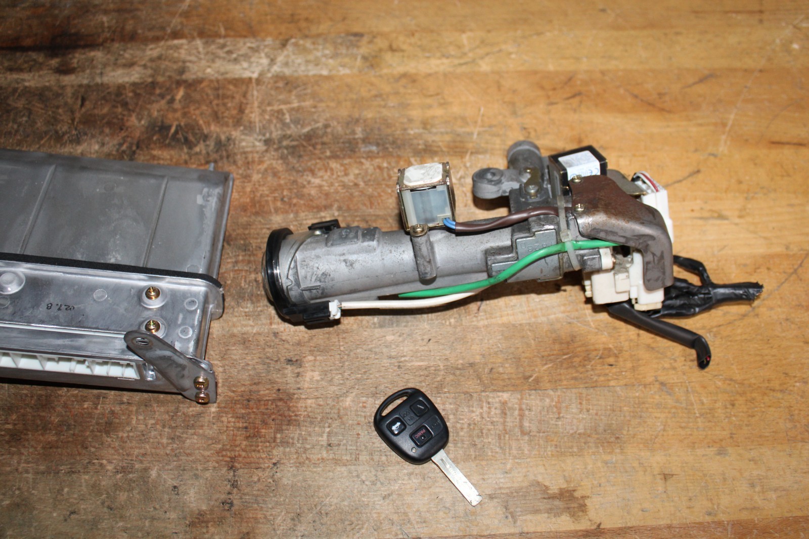 2002 GS300 Lexus ECM PCM engine computer & ignition key switch 89666-30232