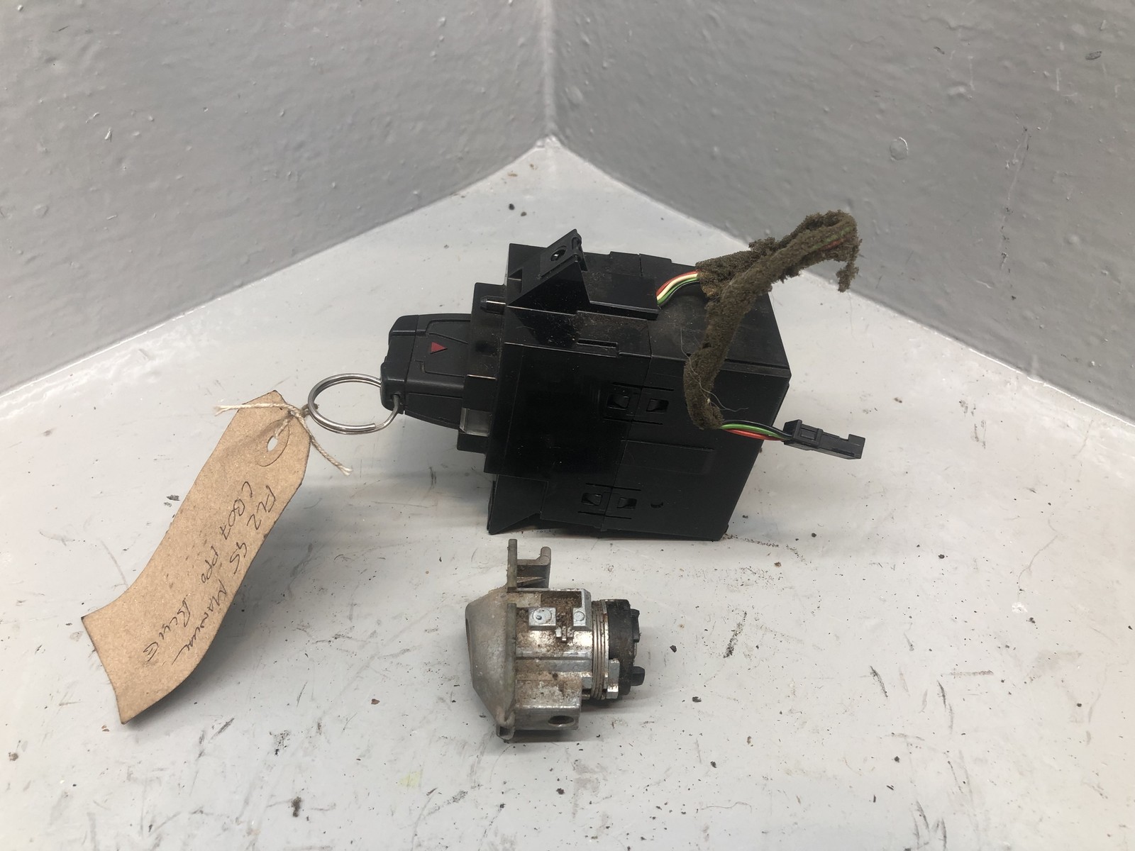 Freelander 2 Ignition Barrel with 1 Key Door Lock Land Rover 2006 to 2015 D08066