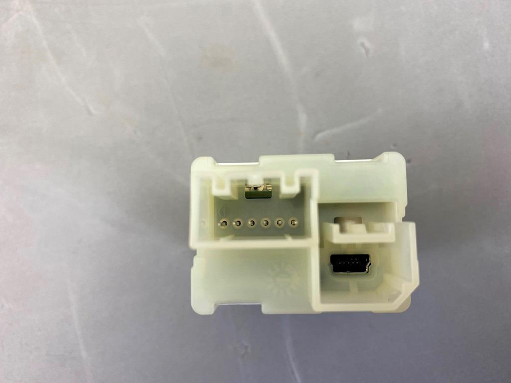 OEM Chevy Buick Cadillac White USB & Aux Plug Module For Center Console 13519225