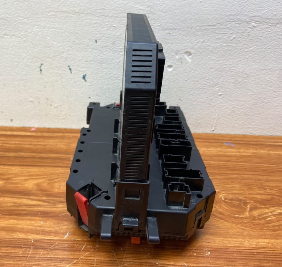 2007-2013 Mercedes-Benz S600 Front Fuse Box Signal Activation Module A2215401001