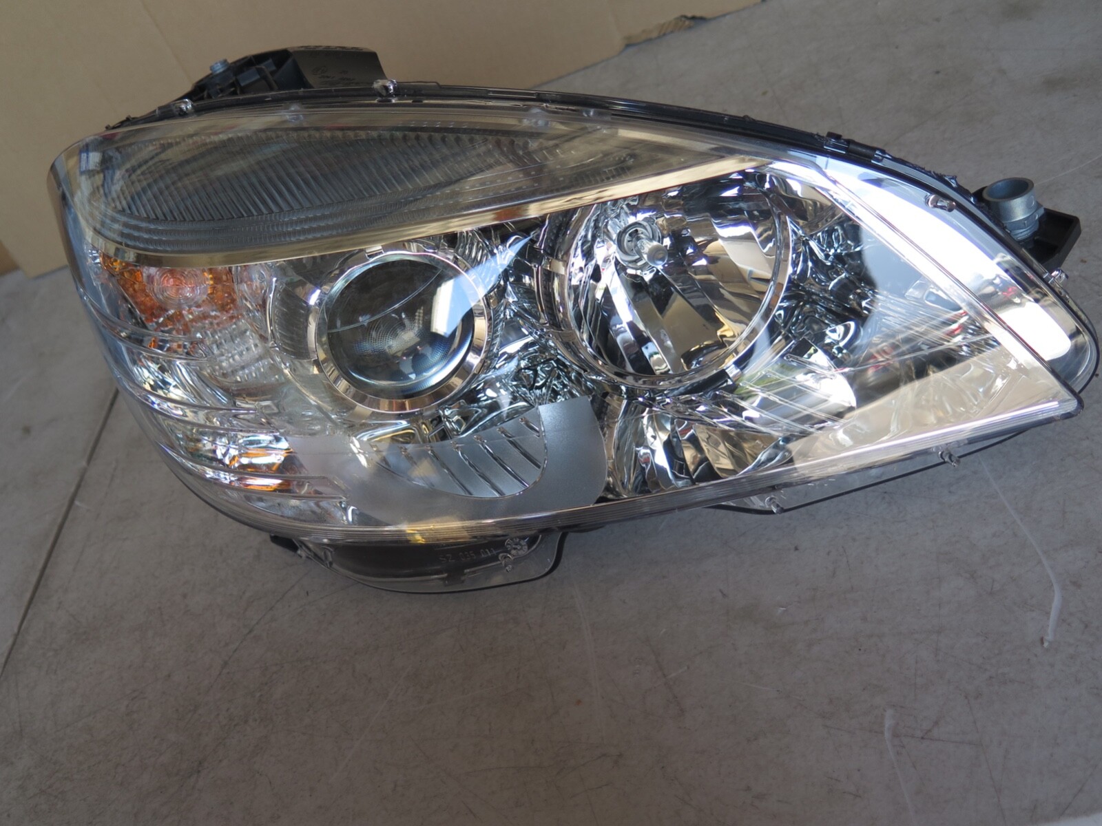 NOS OEM MERCEDES C CLASS W204 RH HALOGEN HEADLIGHT – A2048200661 (10E2)