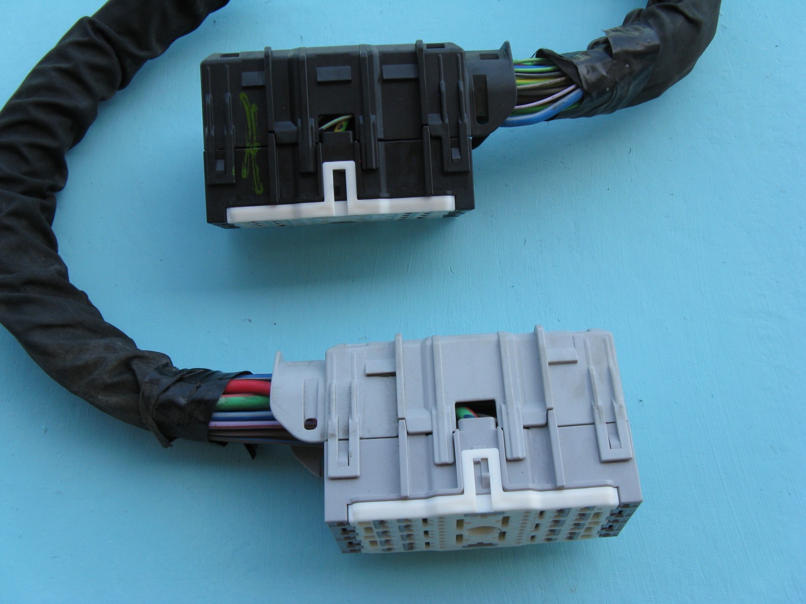 20 21 22 FORD F-250 F-350 ENGINE BAY FUSE RELAY BOX LC3T-14D068-DAE PLUG P1168