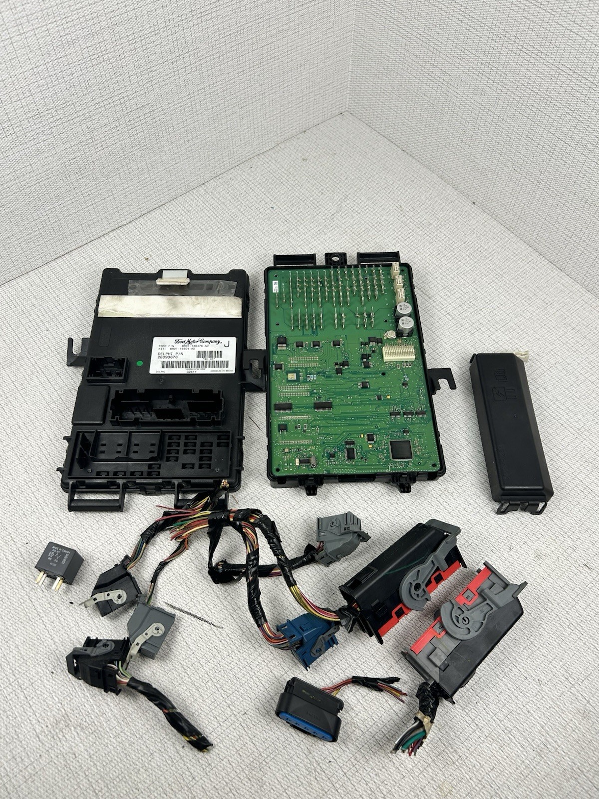07-09 Ford Mustang Fuse Box Body Control Module BCM OEM Delphi 8R3T – 14B476-AD