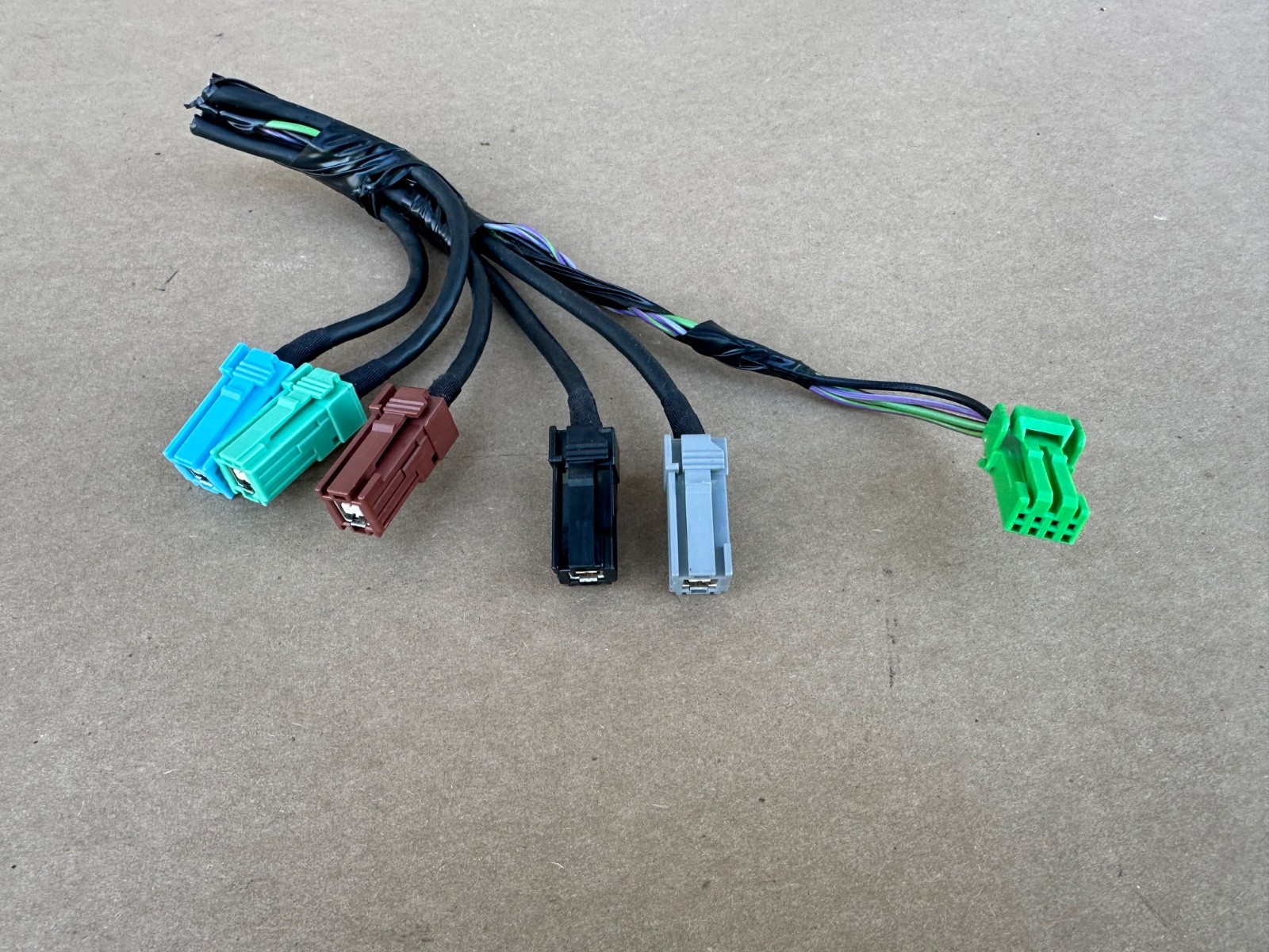 16-19 Land Rover Discovery Surround View Camera Control Module Wiring Sockets