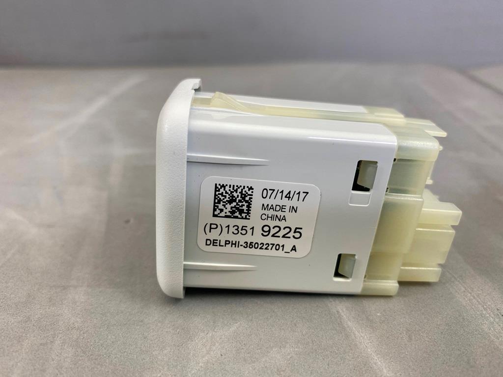 OEM Chevy Buick Cadillac White USB & Aux Plug Module For Center Console 13519225