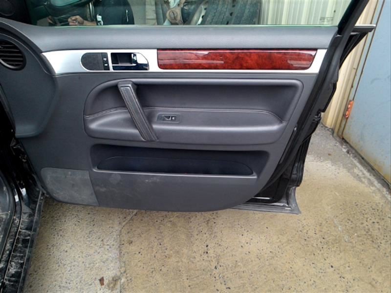 Chassis ECM Body Control BCM Mounted Next Relay Box Fits 04-07 TOUAREG 612942