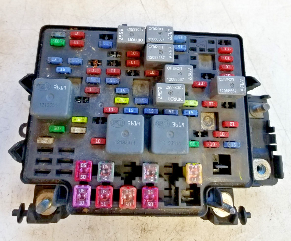2003 – 2007 Chevy GMC Engine Junction Block Relay Fuse Box 15177117-01 OEM