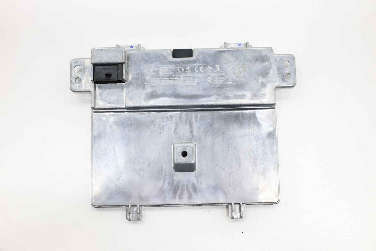 2020 – 2024 TESLA MODEL Y CENTER CONSOLE WIRELESS CHARGER MODULE OEM 175510000D