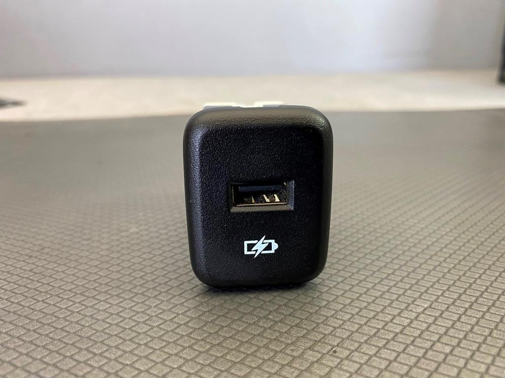 OEM GMC Acadia Chevy Traverse Cruze Buick Enclave 2017-2019 USB Charging Port