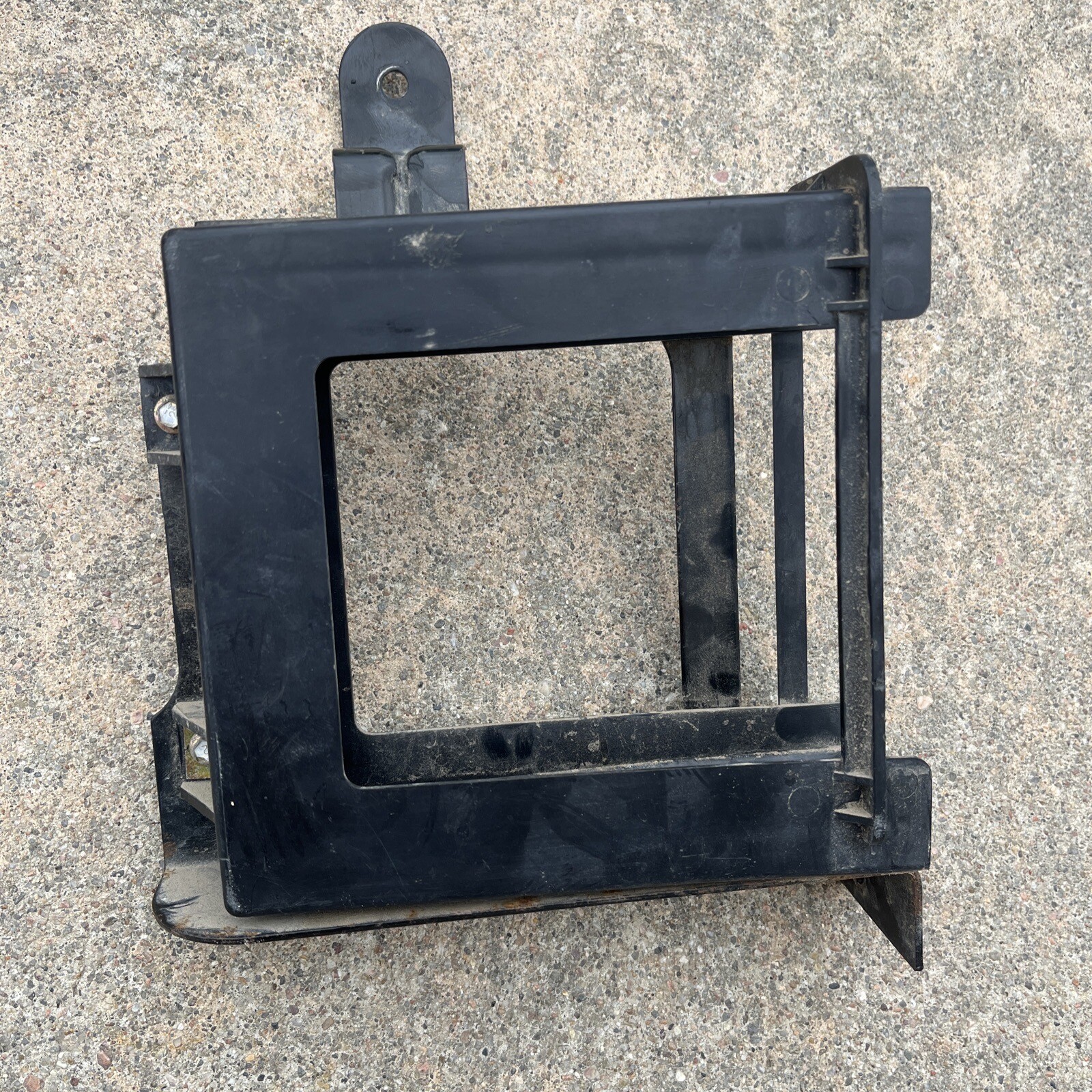 99 – 03 7.3 F250 F350 ENGINE COMPUTER METAL MOUNT BRACKET & PLASTIC SLEEVE OEM