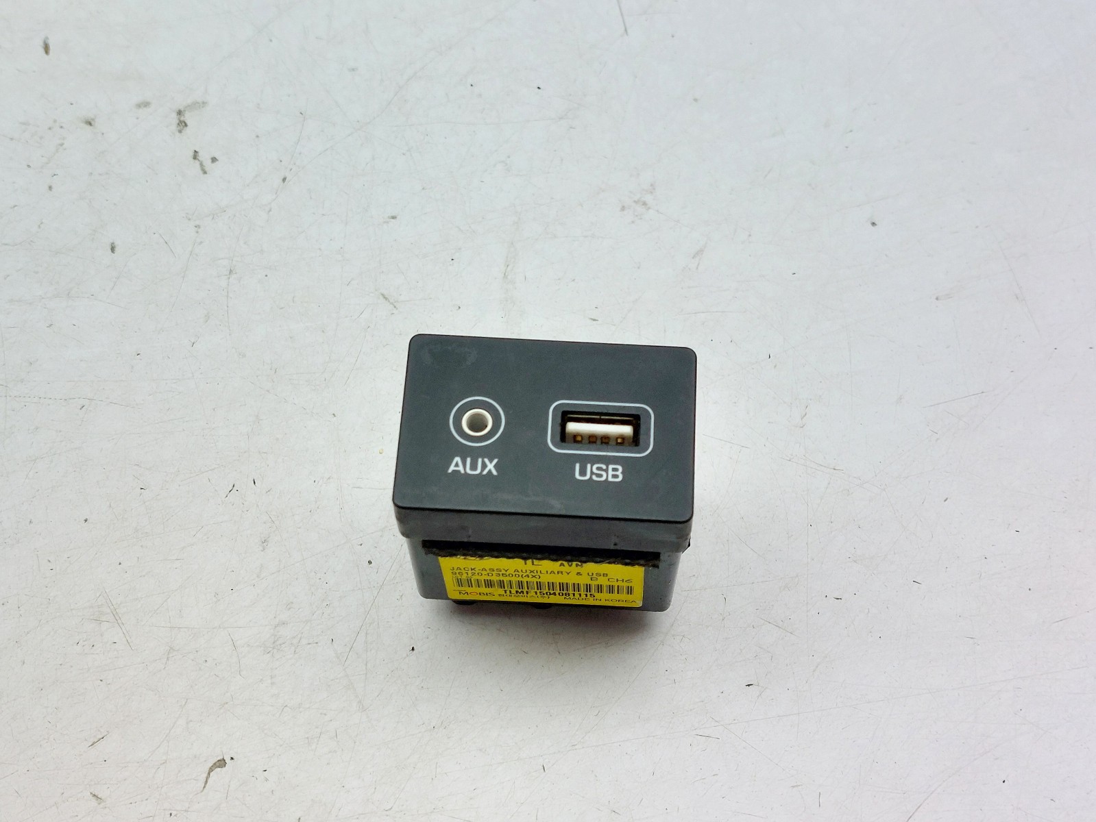 HYUNDAI TUCSON MK3 TL AUX IN USB SOCKET POWER PORT 96120-D3500 2015