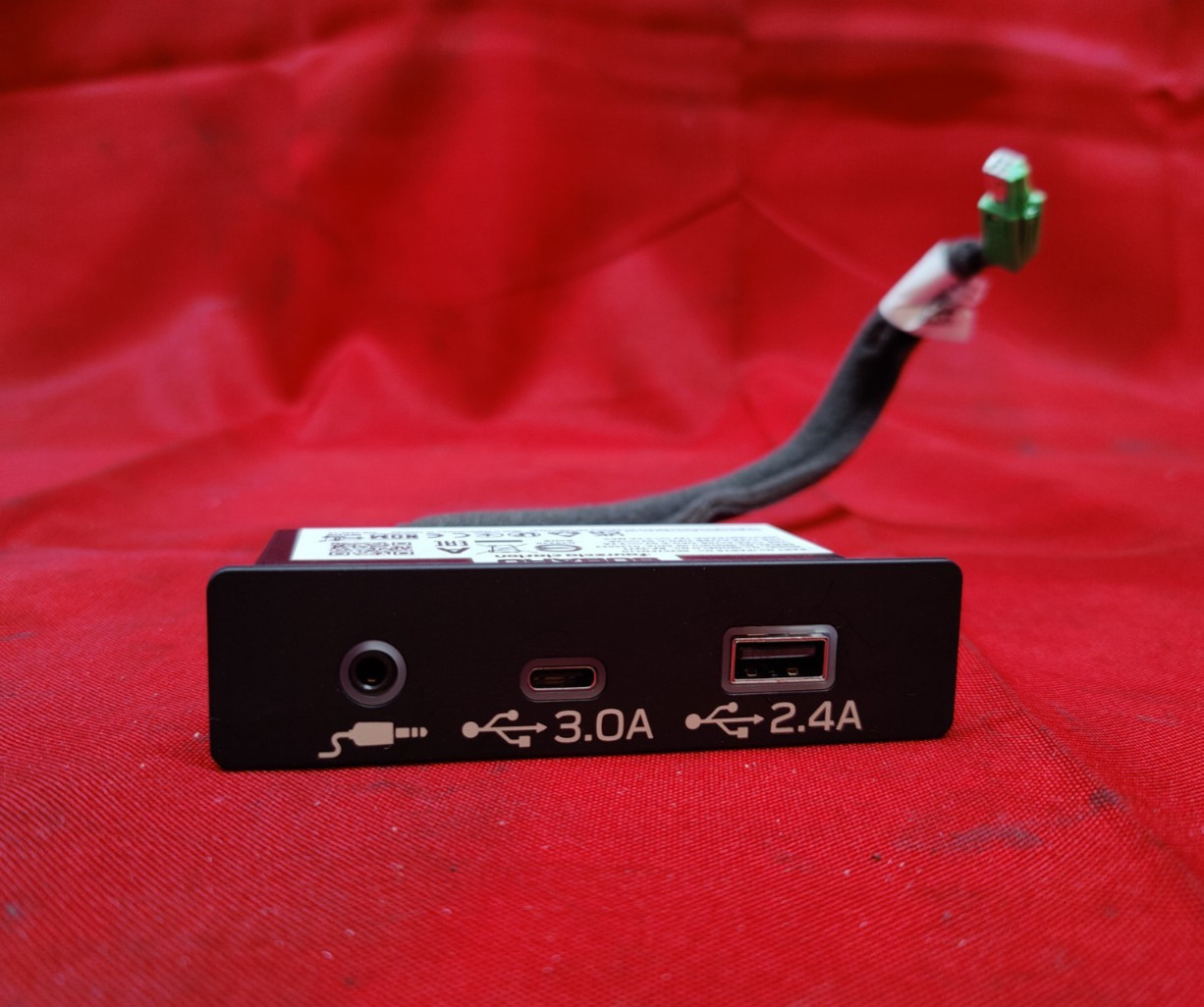 IMPREZA CROSTREK FORESTER CENTER CONSOLE MEDIA AUDIO USB-C USB SOCKET JACK PLUG
