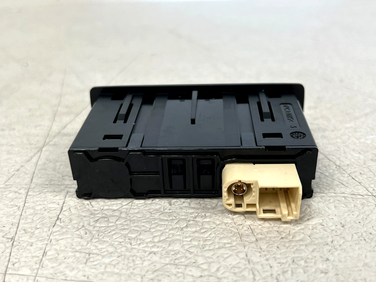 ⭐2020-2023 MERCEDES-BENZ GLC300 CENTER CONSOLE DUAL USB CHARGING PORT LOT2726