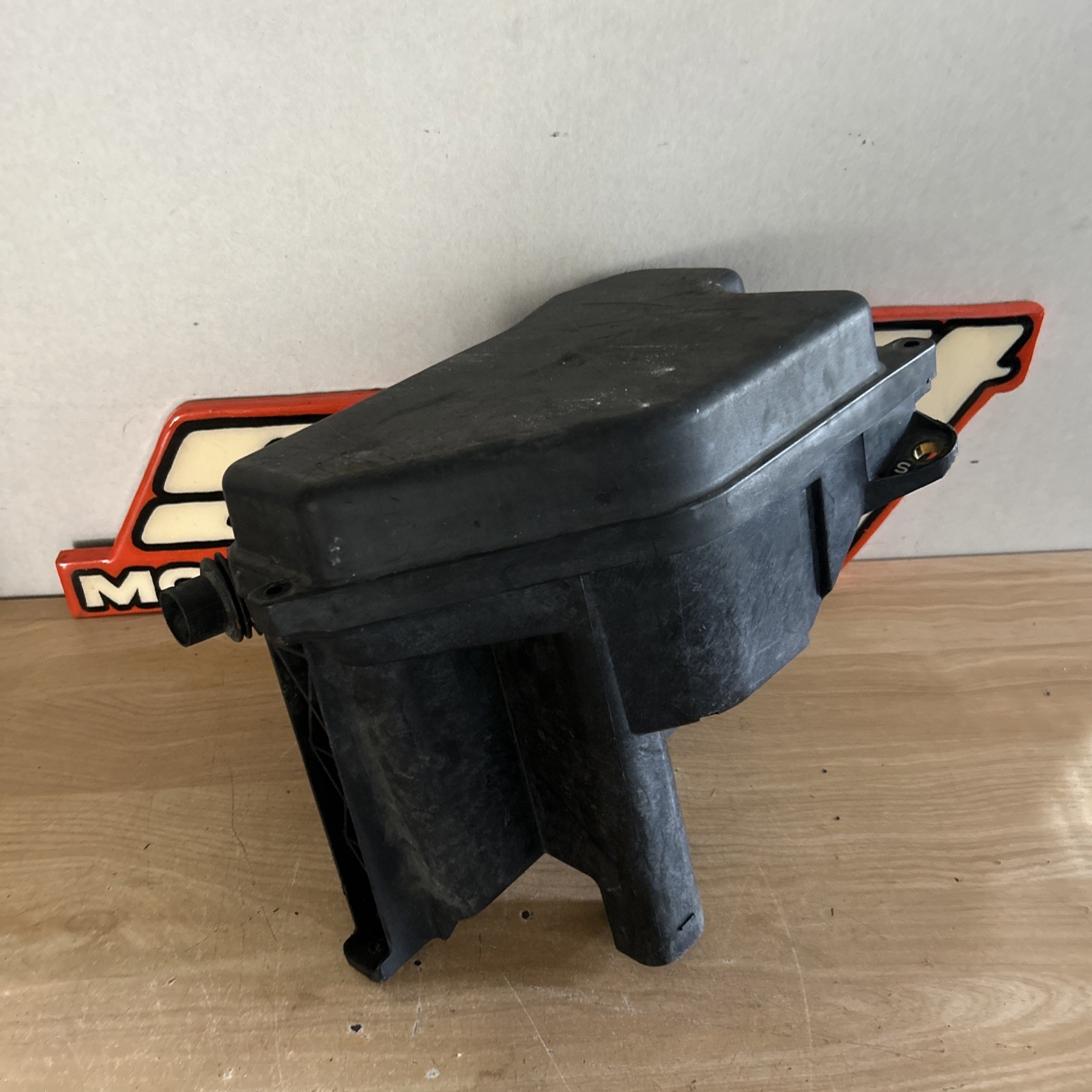2002-2005 LEXUS IS300 ECU BOX LID COVER COMPUTER MODULE HOUSING OEM
